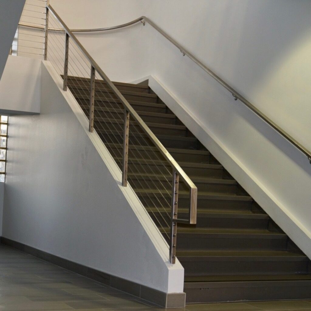 Curved cable railing with aluminum top